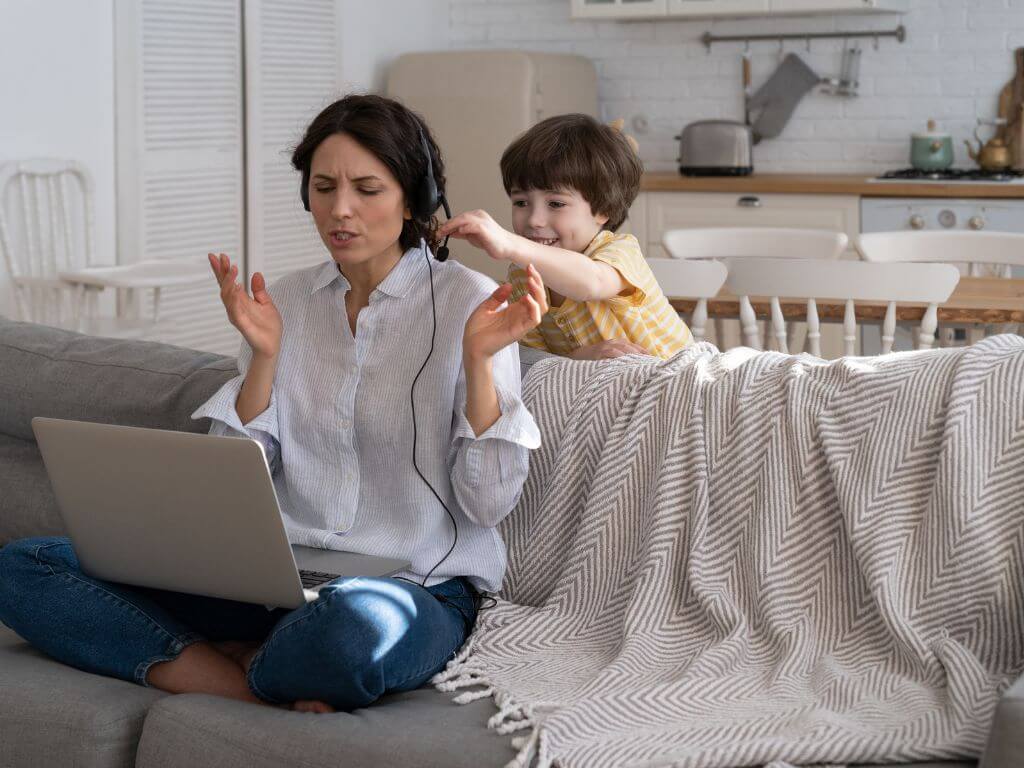 Kind stört Mutter am PC