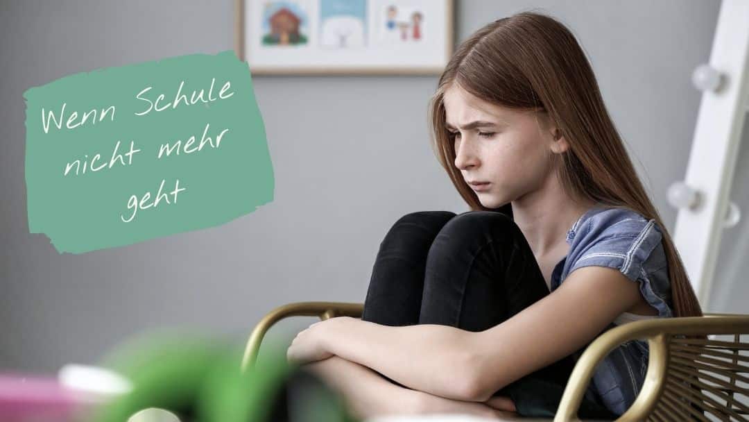 Schulabsentismus - wenn Schule nicht mehr geht, Mädchen sitzt traurig mit angezogenen Beinen auf einem Stuhl
