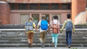 Kinder gehen zusammen in die Schule
